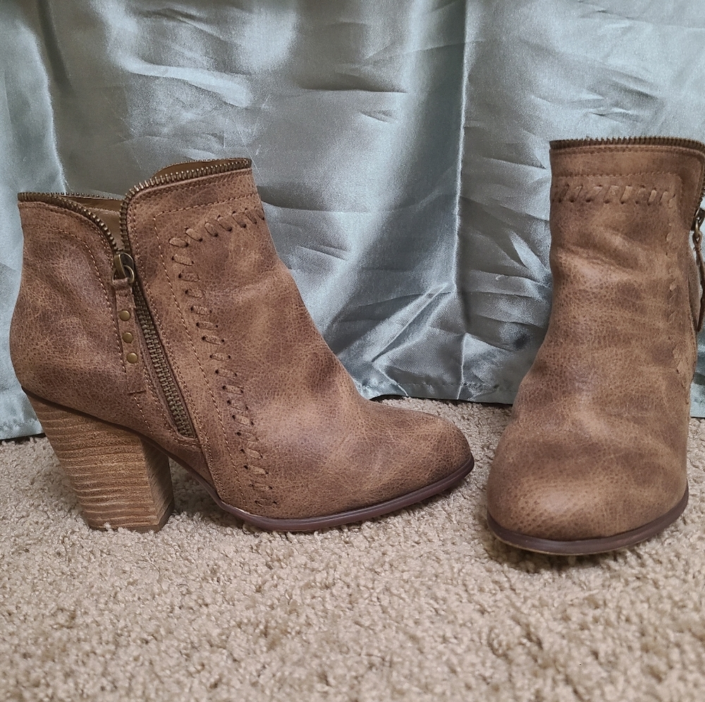 Daisy Fuentes zipper ankle boots